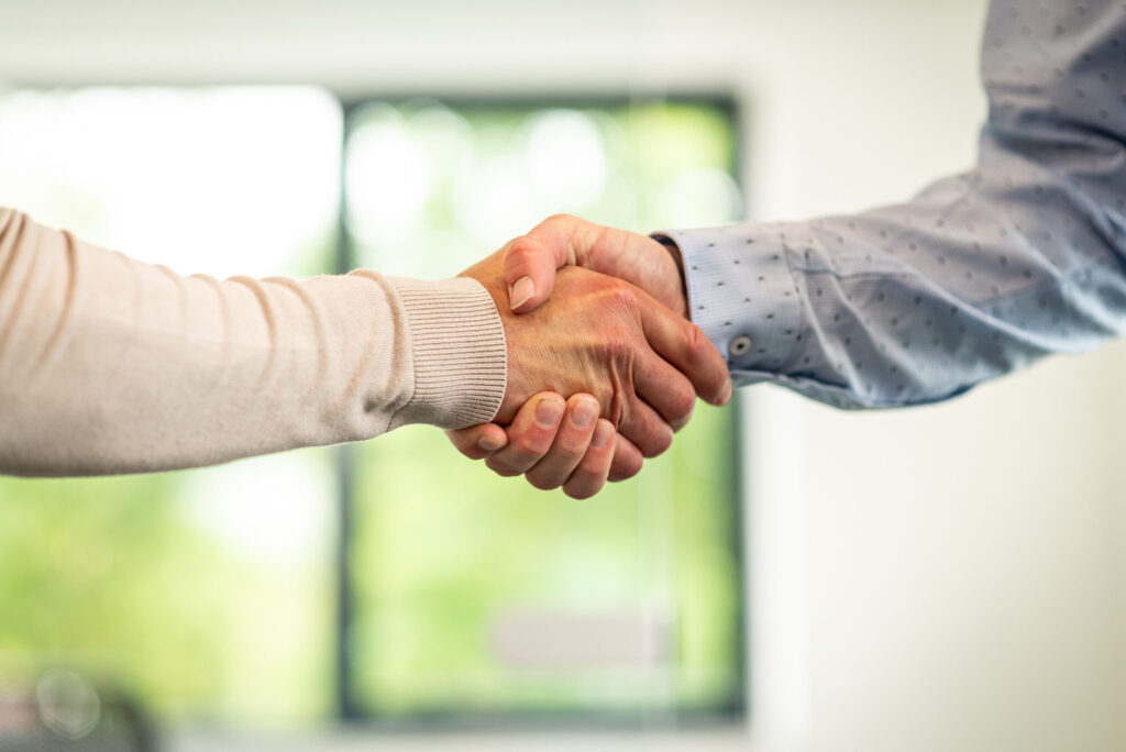 Wilt u uw bedrijf verkopen? Bij het verkopen van een bedrijf begeleiden we u bij het volledige verkoopproces, van het vinden van potentiële kopers tot het onderhandelen over de beste prijs en voorwaarden.
