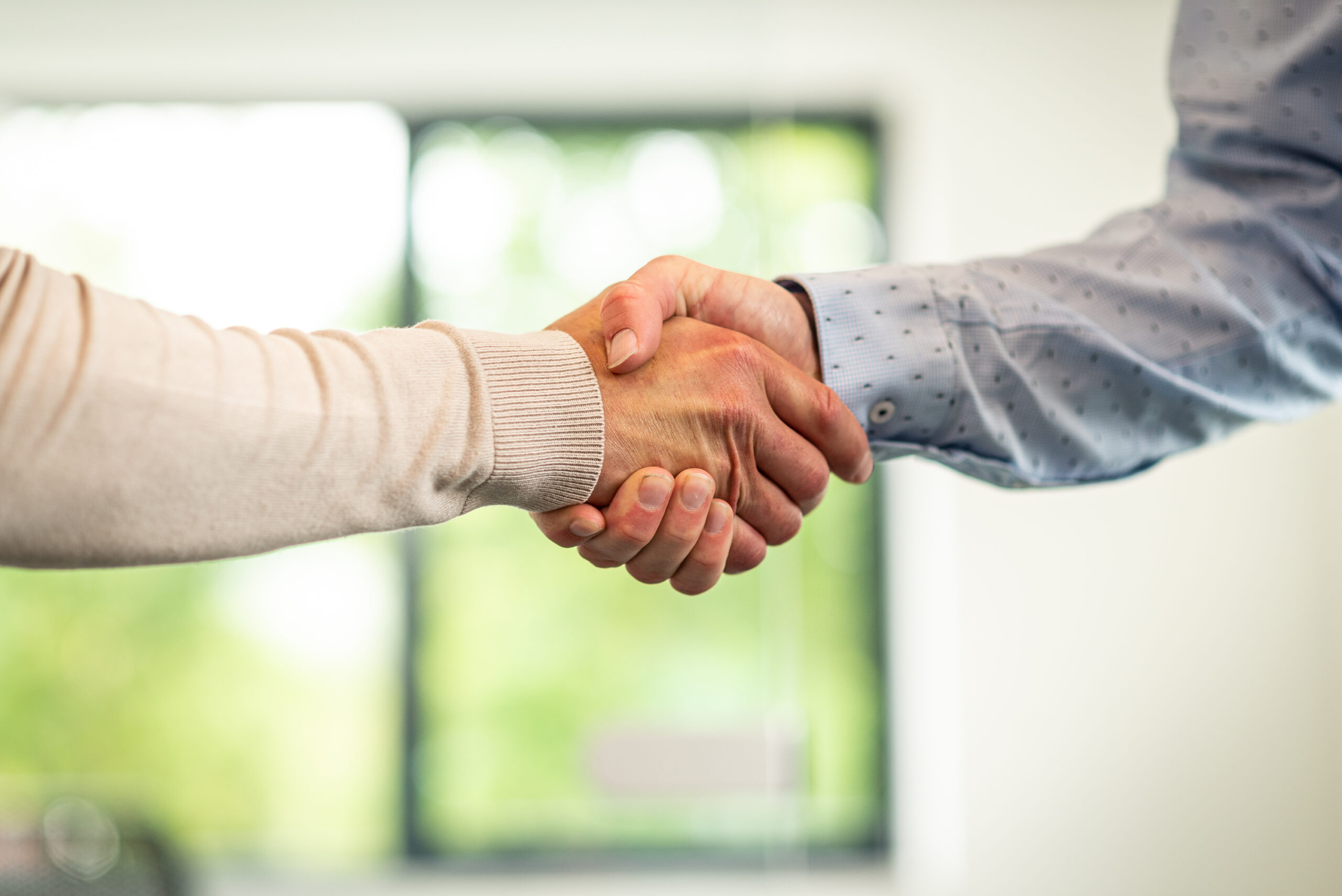 Wilt u uw bedrijf verkopen? Bij het verkopen van een bedrijf begeleiden we u bij het volledige verkoopproces, van het vinden van potentiële kopers tot het onderhandelen over de beste prijs en voorwaarden.